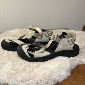 KEEN Women's Sandals - Cream and Black Women's Zerraport II Sandal size 10.5